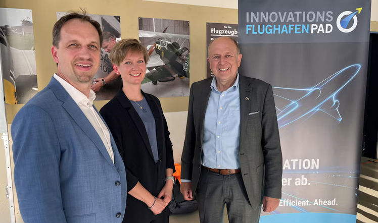 Freude über die Kooperationsvereinbarung am Innovationsflughafen PAD (von rechts): Der Aufsichtsratsvorsitzende des Flughafens Paderborn/Lippstadt, Landrat Christoph Rüther, Netzwerk-Koordinatorin Verena Wildenhues und der Geschäftsführer vom Verband GATE, Jens Reinhard.